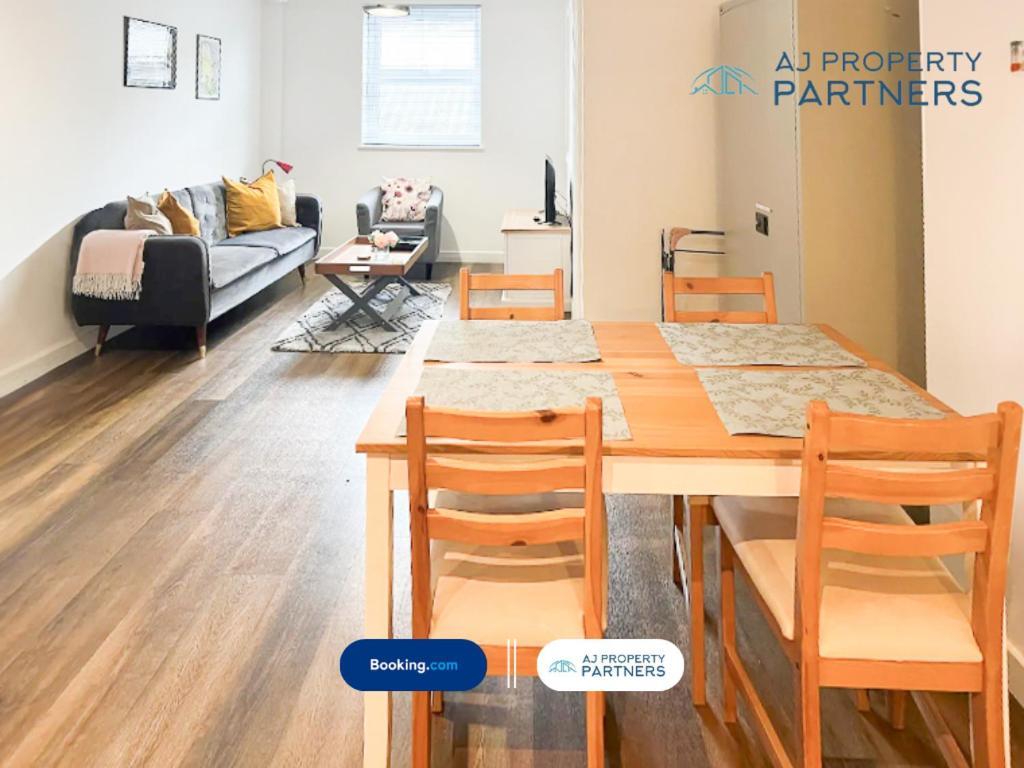 Premium Offer L Last-Minute Escape L Aj Properties L High Street Cheltenham L Parking L Ideal For Short Or Long Stays - Town Centre Apartment, 4 Beds, 1 Bathroom Exteriér fotografie