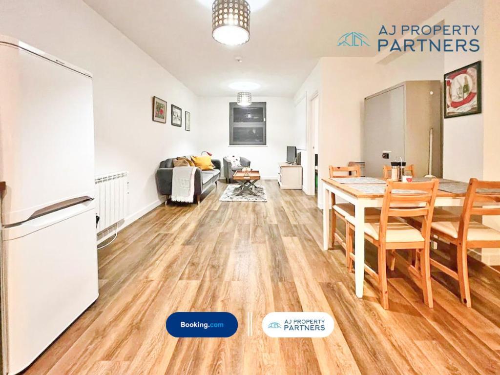 Premium Offer L Last-Minute Escape L Aj Properties L High Street Cheltenham L Parking L Ideal For Short Or Long Stays - Town Centre Apartment, 4 Beds, 1 Bathroom Exteriér fotografie