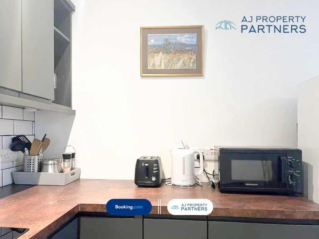 Premium Offer L Last-Minute Escape L Aj Properties L High Street Cheltenham L Parking L Ideal For Short Or Long Stays - Town Centre Apartment, 4 Beds, 1 Bathroom Exteriér fotografie
