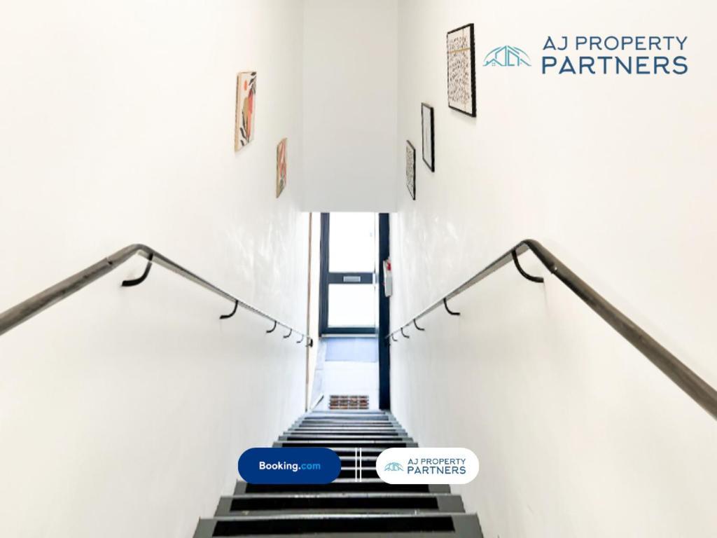 Premium Offer L Last-Minute Escape L Aj Properties L High Street Cheltenham L Parking L Ideal For Short Or Long Stays - Town Centre Apartment, 4 Beds, 1 Bathroom Exteriér fotografie